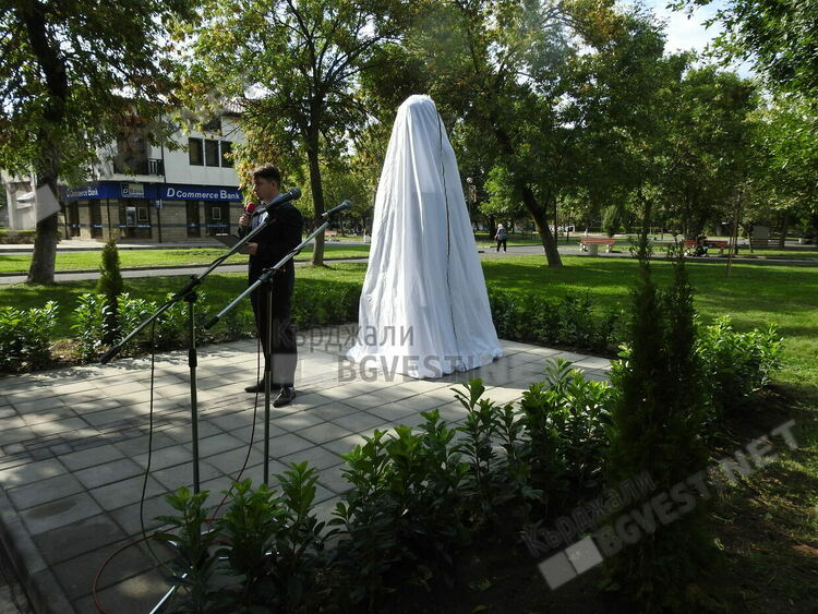 Какво ни казват днес паметниците на героите от близкото минало