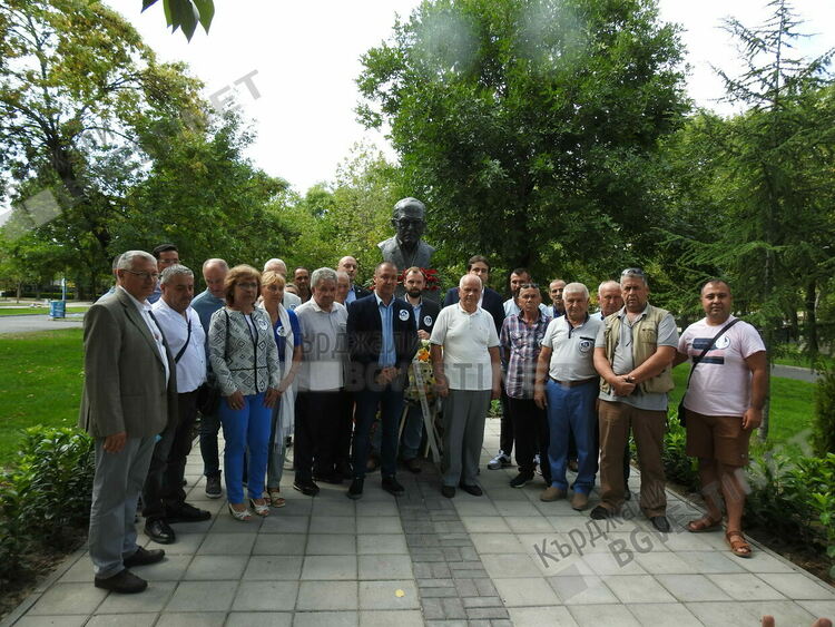 Какво ни казват днес паметниците на героите от близкото минало
