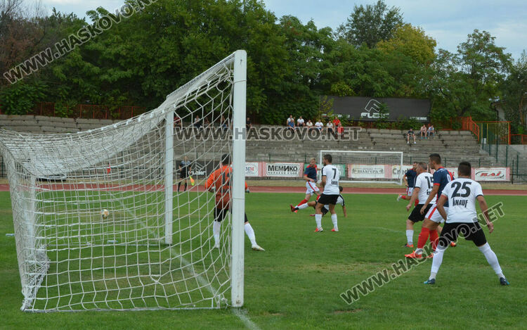 Развяха ли бялото знаме от “Саяна Хасково”?