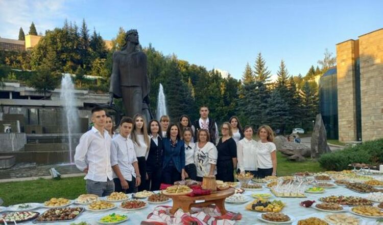 Ученици от гимназията по туризъм възхитиха с тематичен кетаринг чужденци под открито небе