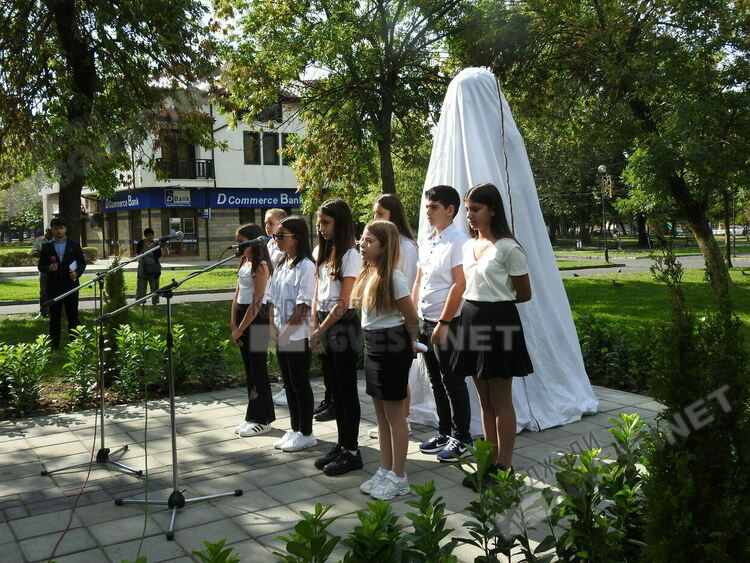 Паметник на дисидента Нури Адалъ бе открит в парка на Момчилград