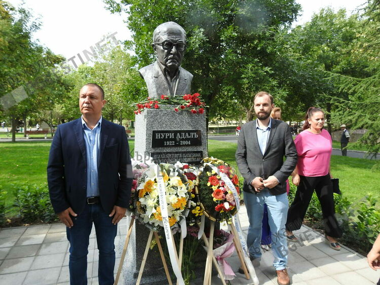 Какво ни казват днес паметниците на героите от близкото минало