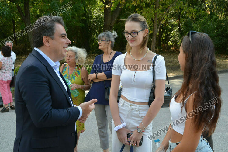 Асен Василев в Хасково: Инвестицията в хората трябва да продължи