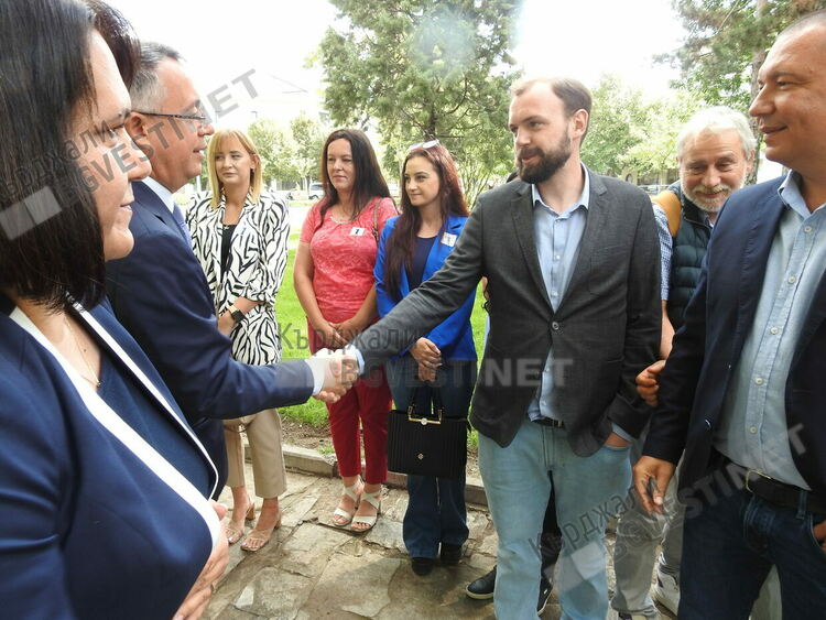 Какво ни казват днес паметниците на героите от близкото минало