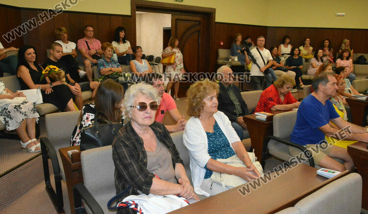 Хореографът Иван Иванов представи книгата „Традиционни фолклорни хора от Хасковско“