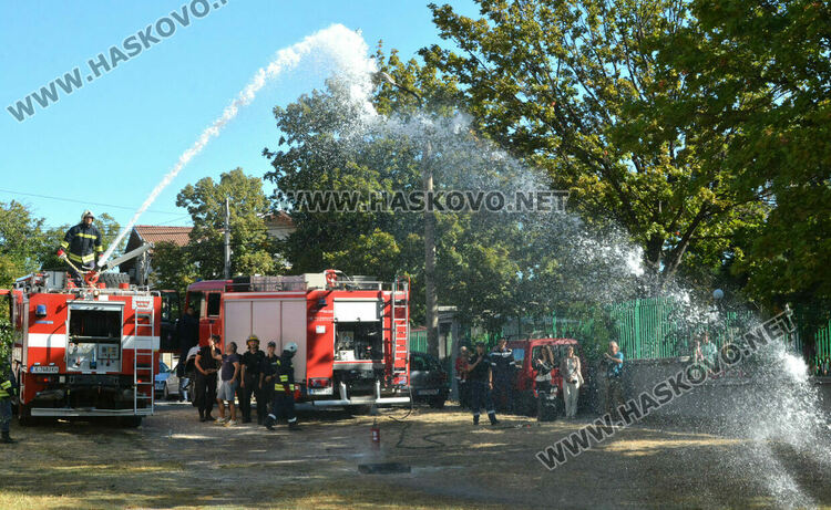 Огнеборци демонстрираха гасене на пожар пред деца