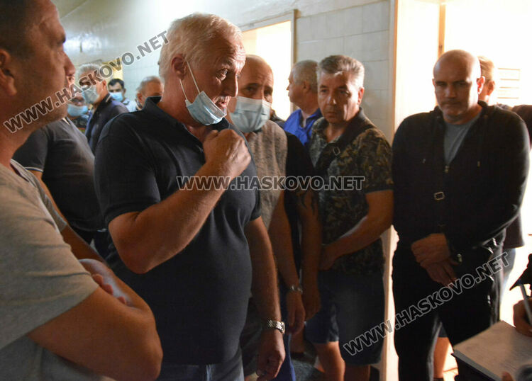 Шофьори на линейки от Хасковско на протест за по-високи заплати