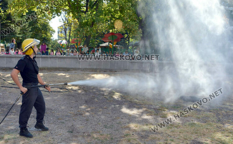 Огнеборци демонстрираха гасене на пожар пред деца