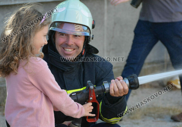 Огнеборци демонстрираха гасене на пожар пред деца