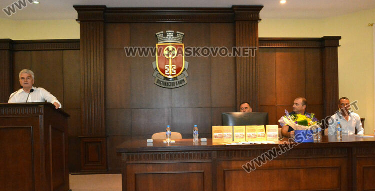 Хореографът Иван Иванов представи книгата „Традиционни фолклорни хора от Хасковско“