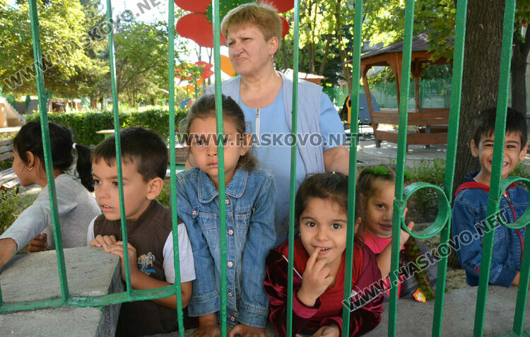 Огнеборци демонстрираха гасене на пожар пред деца