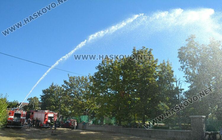 Огнеборци демонстрираха гасене на пожар пред деца