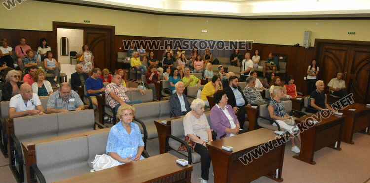 Хореографът Иван Иванов представи книгата „Традиционни фолклорни хора от Хасковско“