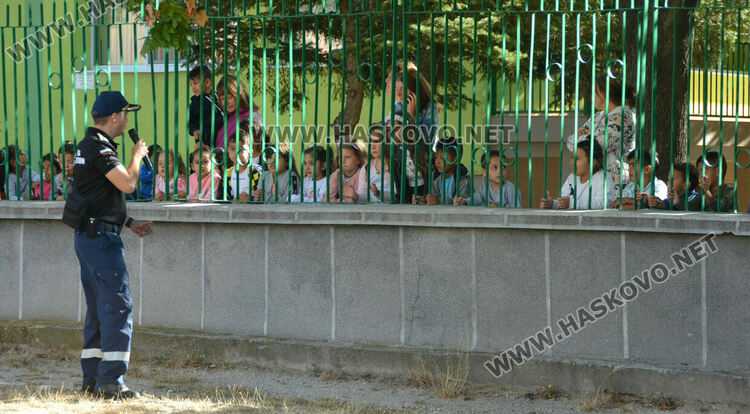 Огнеборци демонстрираха гасене на пожар пред деца