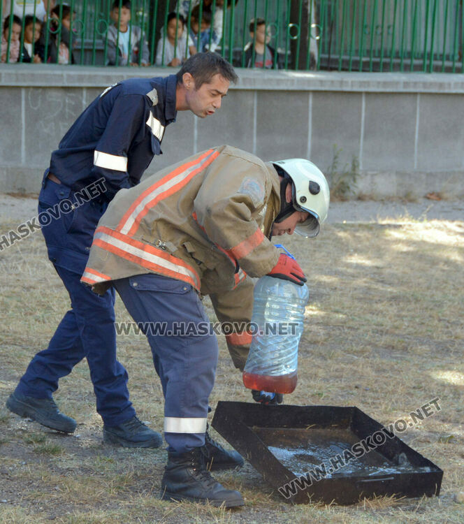 Огнеборци демонстрираха гасене на пожар пред деца