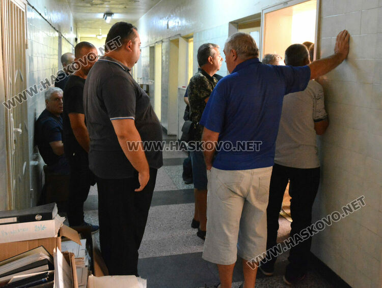 Шофьори на линейки от Хасковско на протест за по-високи заплати