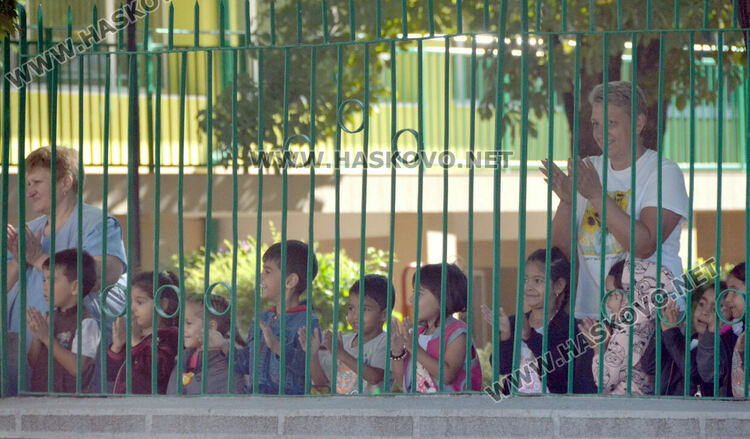 Огнеборци демонстрираха гасене на пожар пред деца