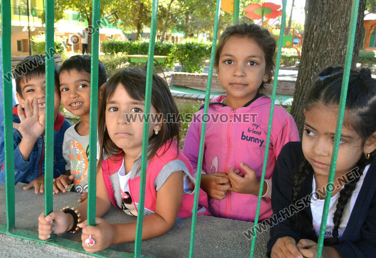 Огнеборци демонстрираха гасене на пожар пред деца