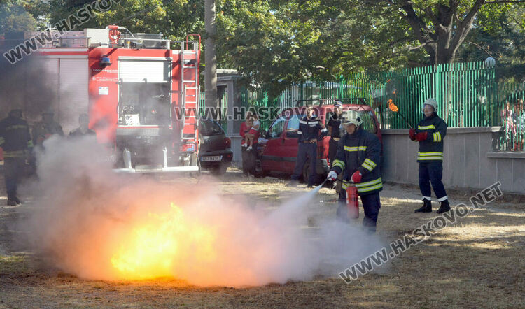 Огнеборци демонстрираха гасене на пожар пред деца