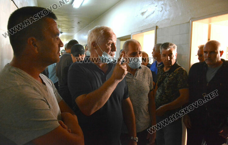 Шофьори на линейки от Хасковско на протест за по-високи заплати