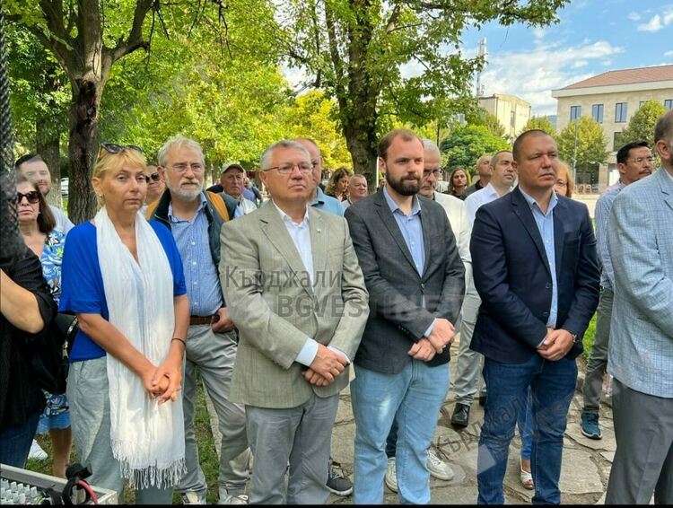 "Демократична България" почете паметта на дисидента Нури Адалъ в Момчилград