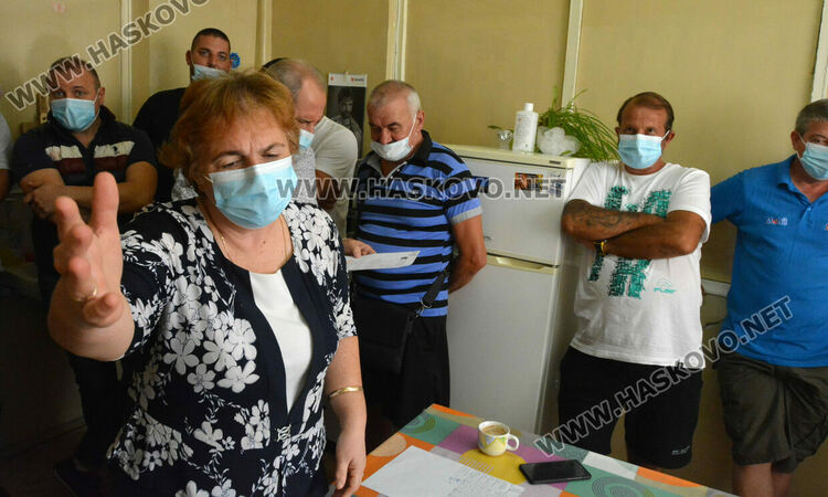 Шофьори на линейки от Хасковско на протест за по-високи заплати