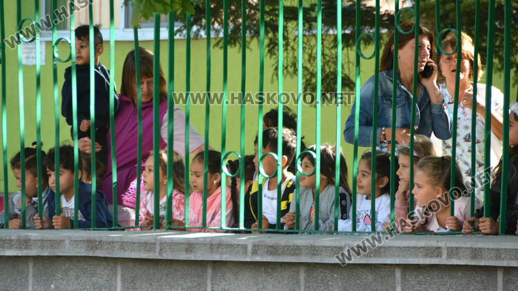 Огнеборци демонстрираха гасене на пожар пред деца