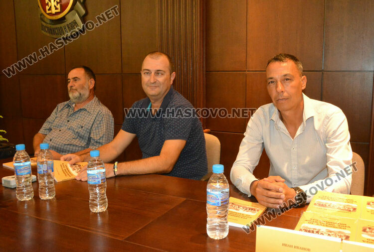 Хореографът Иван Иванов представи книгата „Традиционни фолклорни хора от Хасковско“