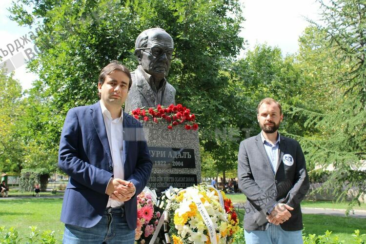 "Демократична България" почете паметта на дисидента Нури Адалъ в Момчилград