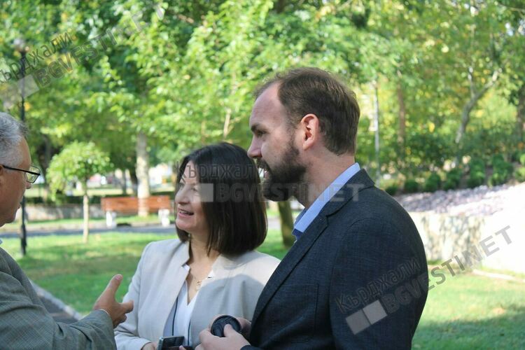 "Демократична България" почете паметта на дисидента Нури Адалъ в Момчилград