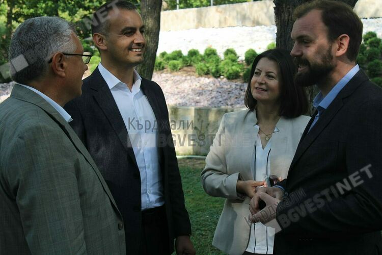 "Демократична България" почете паметта на дисидента Нури Адалъ в Момчилград