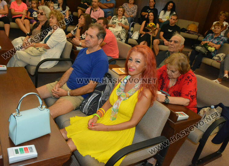 Хореографът Иван Иванов представи книгата „Традиционни фолклорни хора от Хасковско“