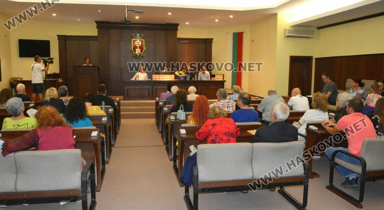 Хореографът Иван Иванов представи книгата „Традиционни фолклорни хора от Хасковско“