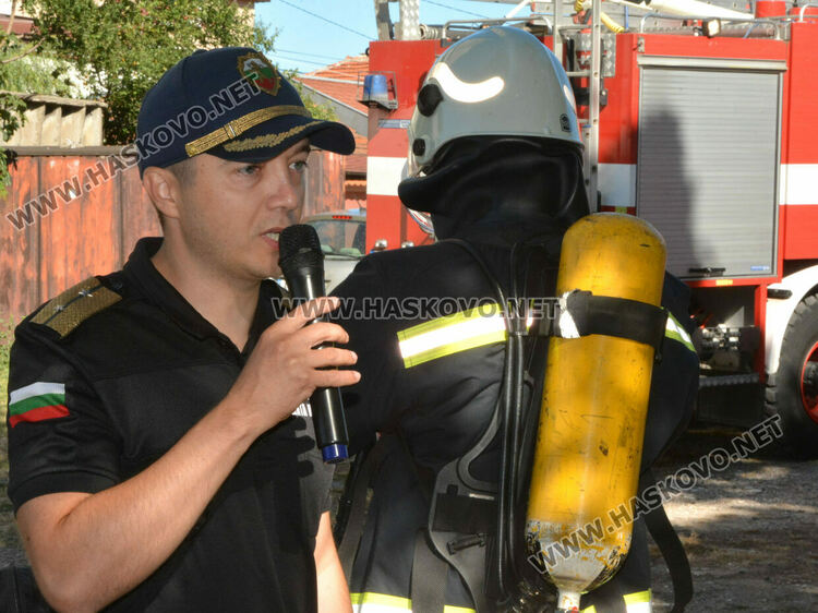 Огнеборци демонстрираха гасене на пожар пред деца