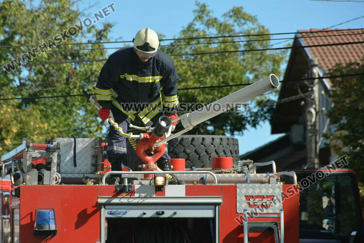 Огнеборци демонстрираха гасене на пожар пред деца