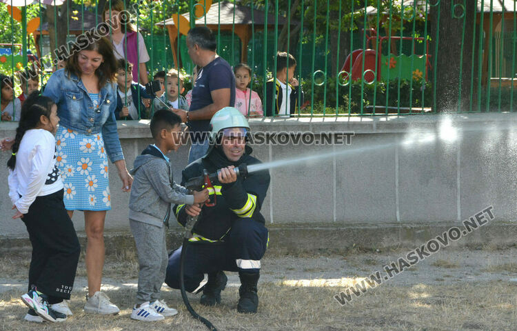 Огнеборци демонстрираха гасене на пожар пред деца