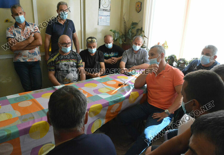 Шофьори на линейки от Хасковско на протест за по-високи заплати