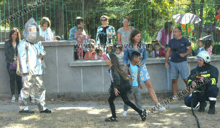 Огнеборци демонстрираха гасене на пожар пред деца