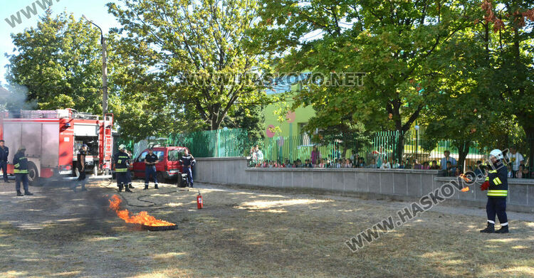 Огнеборци демонстрираха гасене на пожар пред деца