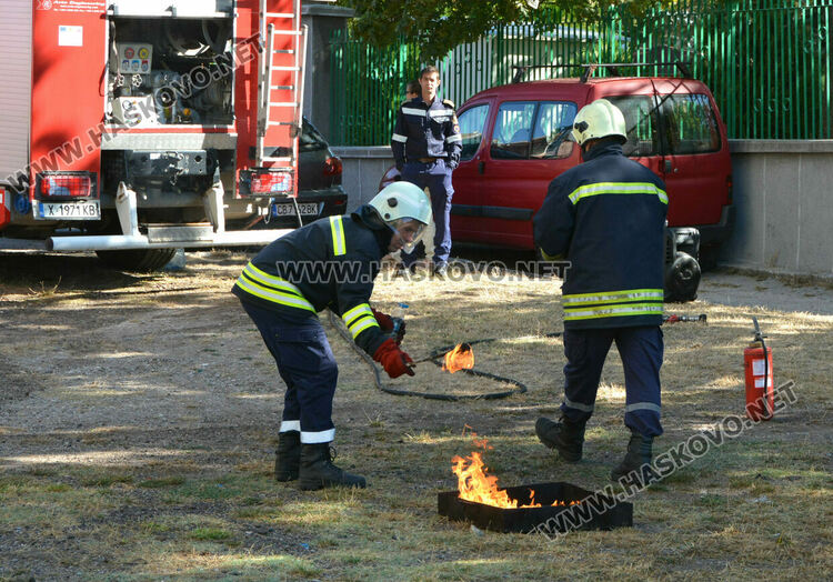 Огнеборци демонстрираха гасене на пожар пред деца