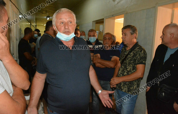 Шофьори на линейки от Хасковско на протест за по-високи заплати