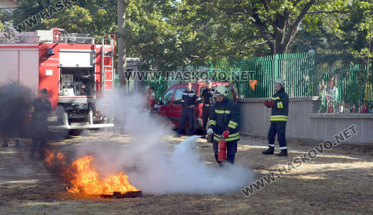 Огнеборци демонстрираха гасене на пожар пред деца