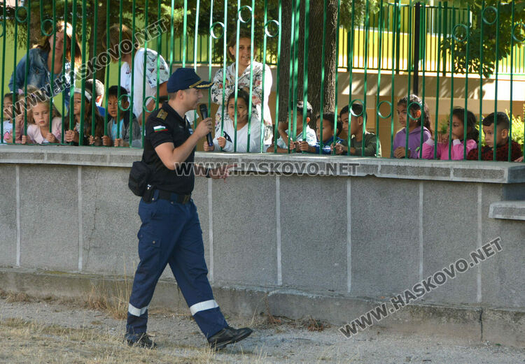 Огнеборци демонстрираха гасене на пожар пред деца