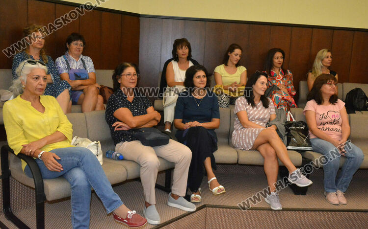 Хореографът Иван Иванов представи книгата „Традиционни фолклорни хора от Хасковско“