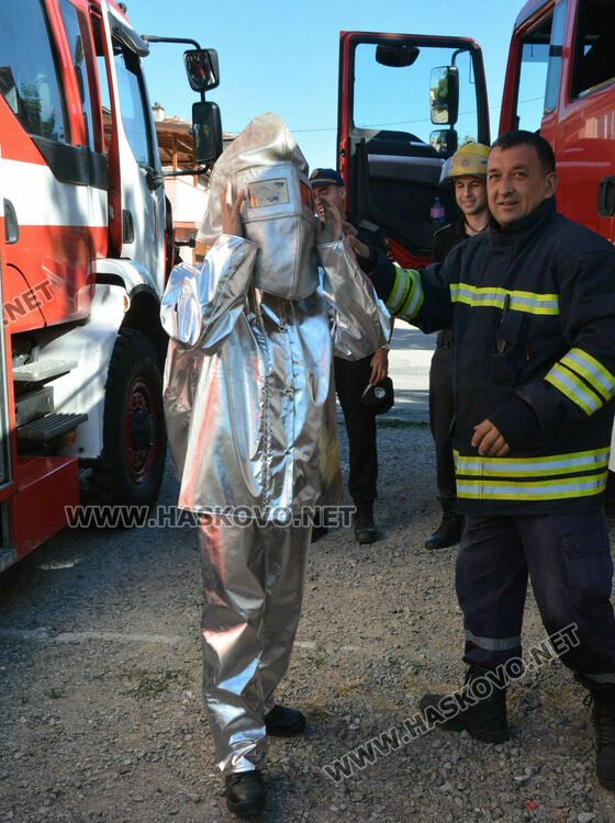 Огнеборци демонстрираха гасене на пожар пред деца