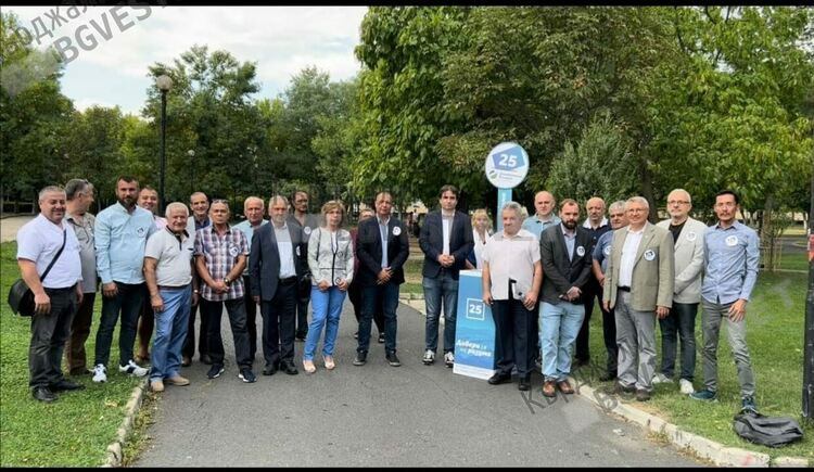 "Демократична България" почете паметта на дисидента Нури Адалъ в Момчилград