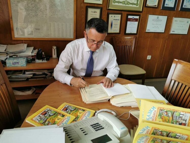 Градоначалникът по традиция разписа книжки за първокласниците в общината