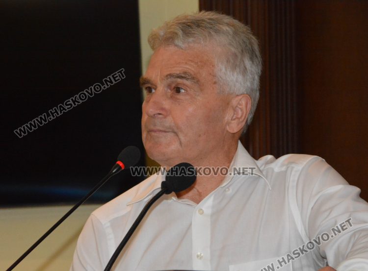 Хореографът Иван Иванов представи книгата „Традиционни фолклорни хора от Хасковско“