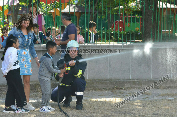 Огнеборци демонстрираха гасене на пожар пред деца