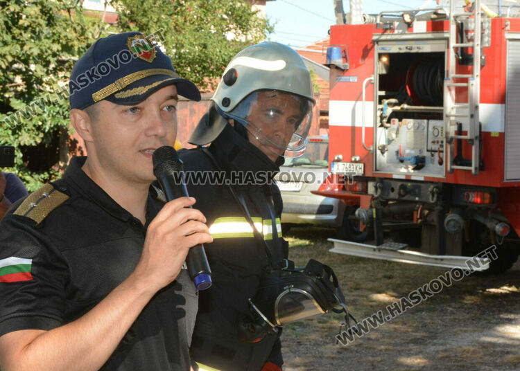 Огнеборци демонстрираха гасене на пожар пред деца